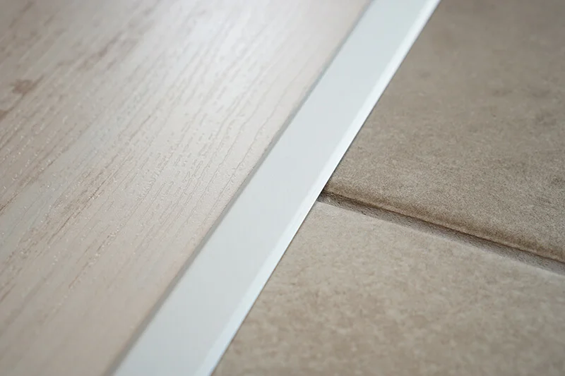 Laminate to tile flooring transition